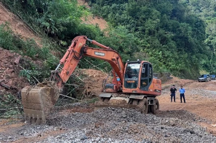 Các đơn vị đang nỗ lực khắc phục sạt lở trên Quốc lộ 279 từ đường Hồ Chí Minh đoạn từ Thác Giềng, tỉnh Thái Nguyên sang tỉnh Lạng Sơn. (Ảnh THẾ BÌNH)