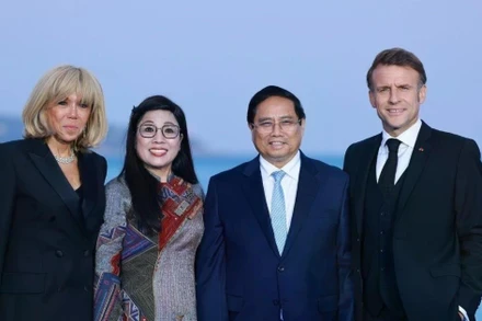 Tổng thống Pháp Emmanuel Macron và Phu nhân đón Thủ tướng Phạm Minh Chính và Phu nhân Lê Thị Bích Trân. (Ảnh: Dương Giang/TTXVN)
