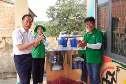 Các đơn vị tài trợ bàn giao hệ thống nước sạch cho Trường tiểu học Nguyễn Bá Ngọc. 