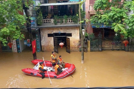 Lực lượng công an tiếp cận, tiếp tế thực phẩm, nước uống cho các gia đình bị cô lập do mưa lũ tại Cao Bằng. (Ảnh MINH TUẤN)