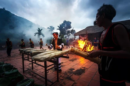 Không gian đàn đá Khánh Sơn. (Ảnh Nhuận Vỹ)