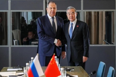 Bộ trưởng Ngoại giao Nga Sergei Lavrov và Bộ trưởng Ngoại giao Trung Quốc Vương Nghị. (Ảnh minh họa: Tân Hoa Xã)