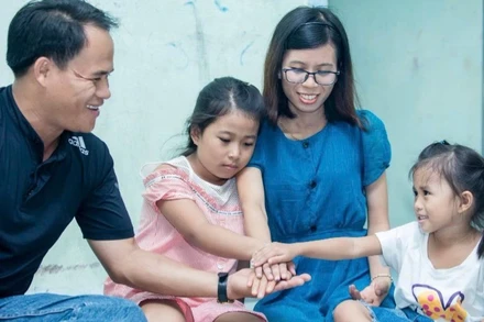 Chuyên gia dân số khuyến cáo các gia đình trẻ cần sinh đủ hai con.