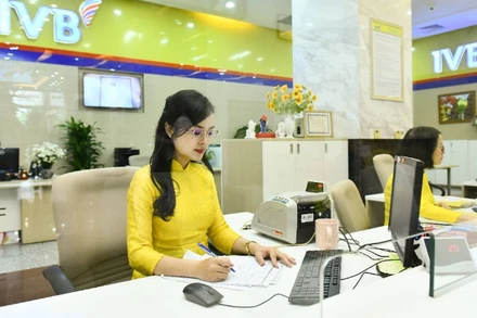 Quầy giao dịch khách hàng tại chi nhánh Ngân hàng IVBBank. (Ảnh: THẾ ĐẠI)