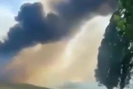 Khói đen bốc cao từ hiện trường chiếc máy bay bị rơi. (Ảnh: The Sun)