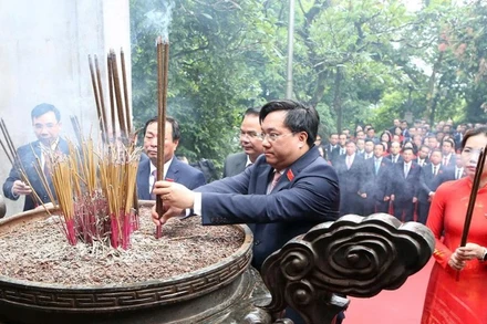 Đoàn đại biểu tỉnh Phú Thọ thành kính dâng hương tưởng niệm các Vua Hùng.