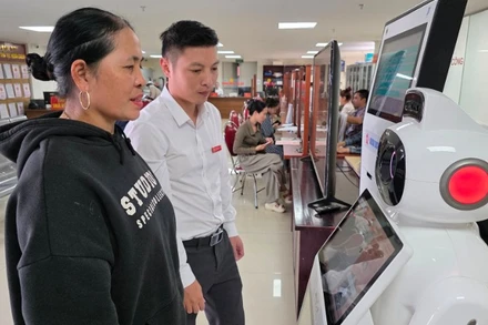 Người dân trải nghiệm hệ thống trí tuệ nhân tạo hỗ trợ tra cứu thông tin thủ tục hành chính tại Trung tâm phục vụ hành chính công phường Sầm Sơn.