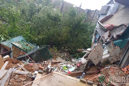 Ngôi nhà số 74, đường Hùng Vương, xã Khe Sanh đã bị sập một phần do sạt lở đất.