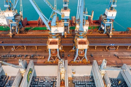 Hoạt động xuất khẩu hàng hóa qua cảng biển nước sâu Dung Quất.