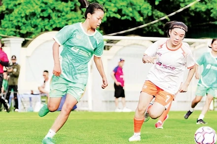 Câu lạc bộ SHB (áo trắng) vô địch Giải bóng đá nữ 7 người Queen League S1 năm 2024.