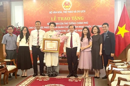 Ca sĩ Nguyễn Đức Phúc nhận Bằng khen của Thủ tướng Chính phủ. 