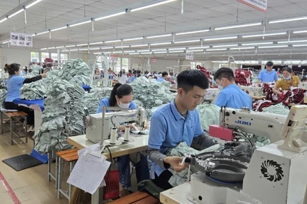 Sản xuất may mặc tại Nhà máy may Hòa Thọ (Quảng Ngãi). (Ảnh: MINH DŨNG)