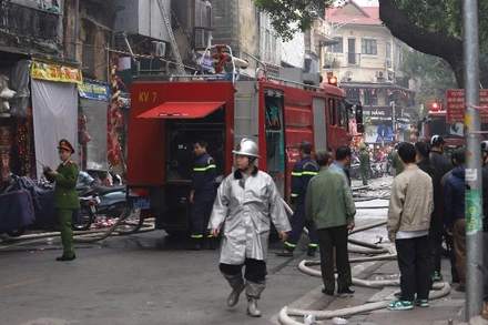 Lực lượng chức năng có mặt tại hiện trường khẩn trương dập tắt đám cháy.