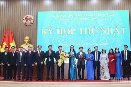 Bí thư Tỉnh ủy Quảng Ngãi Bùi Thị Quỳnh Vân tặng hoa chúc mừng lãnh đạo Hội đồng nhân dân tỉnh và các Ban Hội đồng nhân dân tỉnh Quảng Ngãi.