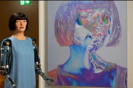 Một robot hình người có tên Ai-Da bên bức tranh chân dung tự vẽ trưng bày tại Triển lãm nghệ thuật mới ở London.