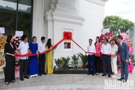 Lễ đón nhận khách sạn đạt tiêu chuẩn 5 sao. 