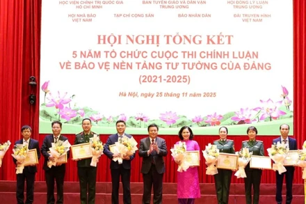 Đồng chí Nguyễn Xuân Thắng, Ủy viên Bộ Chính trị, Giám đốc Học viện Chính trị quốc gia Hồ Chí Minh, Chủ tịch Hội đồng Lý luận Trung ương, Phó Trưởng ban Chỉ đạo 35 Trung ương, Trưởng ban Chỉ đạo cuộc thi trao Bằng khen tặng các tập thể có nhiều thành tích xuất sắc trong tổ chức Cuộc thi.