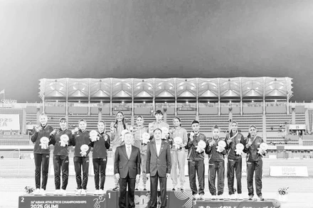 Đội tuyển nữ điền kinh Việt Nam (bên trái) vừa đoạt Huy chương bạc châu Á chạy tiếp sức 4x400m nữ.