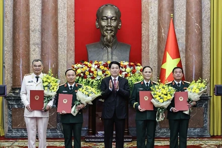 Chủ tịch nước Lương Cường trao quyết định thăng quân hàm, cấp bậc hàm cho sĩ quan cấp cao Quân đội và Công an.