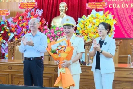 Lãnh đạo Tỉnh ủy và Ủy ban nhân dân tỉnh Đắk Lắk chúc mừng Thiếu tướng Phan Thanh Tám, Giám đốc Công an tỉnh Đắk Lắk.