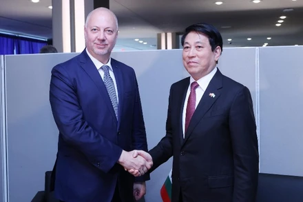 Chủ tịch nước Lương Cường gặp Thủ tướng Bulgaria Rosen Zhelyazkov. (Ảnh: Lâm Khánh/TTXVN) 