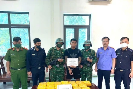 Đối tượng và tang vật vụ án.