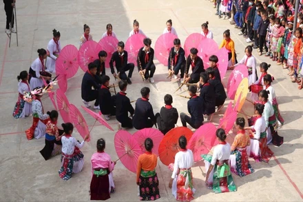 Học sinh thôn Cán Chu Phìn (Hà Giang) tham gia sinh hoạt dưới cờ với chủ đề “Đưa văn hóa truyền thống vào trường học.