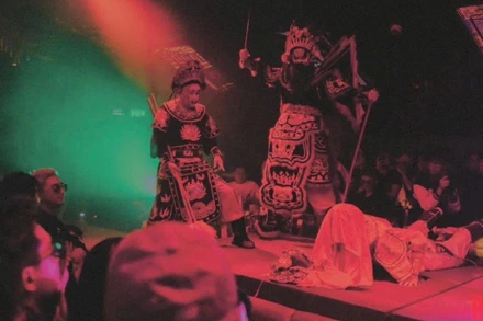 Nghệ thuật tuồng được đưa vào không gian đầy mới mẻ. (Ảnh ENTROPY)