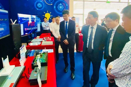 Bộ trưởng Bộ Khoa học và Công nghệ Nguyễn Mạnh Hùng tham quan gian trưng bày sản phẩm công nghệ của Học viện Công nghệ Bưu chính Viễn thông.