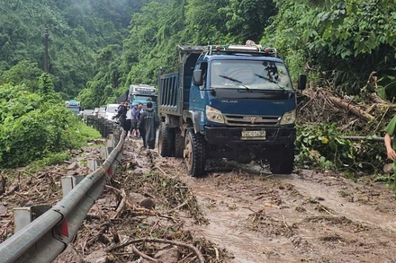Sạt lở tại Km283+210 đường Hồ Chí Minh nhánh tây gây ách tắc giao thông.