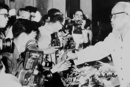 Chủ tịch Hồ Chí Minh là người sáng lập nền báo chí cách mạng Việt Nam. Sự nghiệp báo chí của Người chính là nguồn cảm hứng bất tận, tạo nền tảng vững chắc để phát triển nền báo chí cách mạng Việt Nam. Trong ảnh: Chủ tịch Hồ Chí Minh gặp gỡ phóng viên các cơ quan báo chí trong và ngoài nước tại Thủ đô Hà Nội (5/1968). (Ảnh: TTXVN)