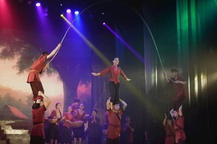 Một cảnh trong vở xiếc-cải lương “Trần Nhân Tông”. (Ảnh Liên đoàn Xiếc Việt Nam)