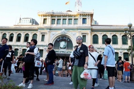 Khách Hàn Quốc tham quan Bưu điện Trung tâm, điểm đến nổi tiếng bậc nhất Thành phố Hồ Chí Minh. (Ảnh: Hồng Đạt/TTXVN)