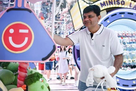 Du khách nước ngoài mua sắm trong một cửa hàng đồ chơi ở phố đi bộ Nam Kinh, thành phố Thượng Hải, Trung Quốc. (Ảnh: Tân Hoa xã)