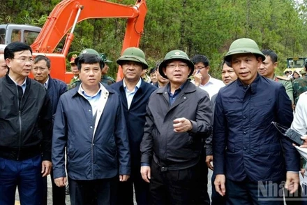 Phó Thủ tướng Hồ Quốc Dũng và lãnh đạo tỉnh Lâm Đồng kiểm tra hiện trường sạt lở và chỉ đạo công tác khắc phục tại đèo Mimosa sáng 21/11.