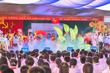 Tiết mục văn nghệ chào mừng năm học mới tại Trường trung học cơ sở Cao Bá Quát.