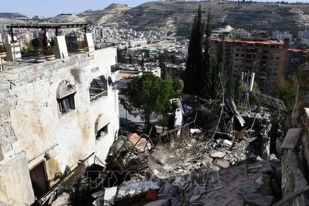 Hiện trường cuộc không kích của Israel xuống Damascus, Syria. (Ảnh: THX/TTXVN) 