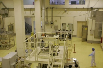 Nhân viên kỹ thuật Iran làm việc bên trong cơ sở hạt nhân Isfahan, nằm cách thủ đô Tehran khoảng 420km về phía Nam. (Ảnh: The Times of Israel/TTXVN)