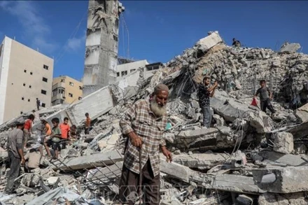 Tòa nhà bị phá hủy sau cuộc không kích của Israel tại Gaza. (Ảnh: THX/TTXVN)