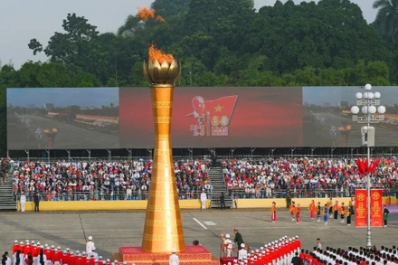 Nghi thức rước đuốc truyền thống, thắp sáng đài lửa truyền thống cách mạng. (Ảnh: THẾ ĐẠI)