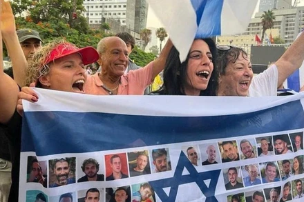 Người thân các con tin Israel vui mừng về thỏa thuận ngừng bắn ở Gaza.