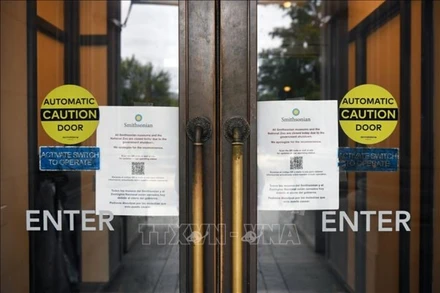Thông báo đóng cửa tạm thời tại Bảo tàng Lịch sử Tự nhiên Quốc gia ở Washington, D.C., Mỹ, ngày 12/10/2025. (Ảnh: THX/TTXVN)
