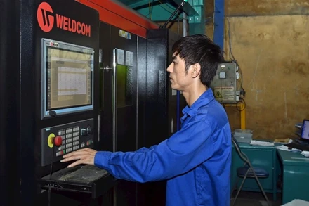 Vận hành dây chuyền gia công cơ khí tại Công ty Tomerco An Khang, Cụm công nghiệp Ngọc Liệp (Hà Nội). (Ảnh TUỆ NGHI)