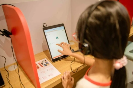 Học sinh tiểu học học tiếng Anh cùng Al. (Ảnhh: Nguyên Khôi)