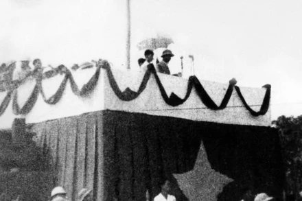  Chủ tịch Hồ Chí Minh đọc Tuyên ngôn Độc lập, sáng 2/9/1945. (Ảnh: TTXVN)