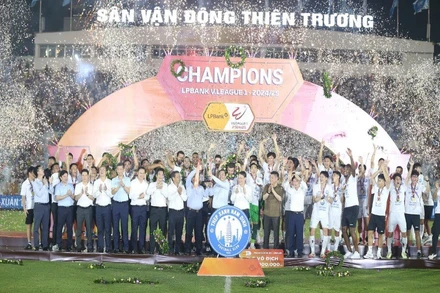Thép Xanh Nam Định chính thức nhận Cúp vô địch V.League 1- 2024/2025 trên sân nhà Thiên Trường tối 22/6.