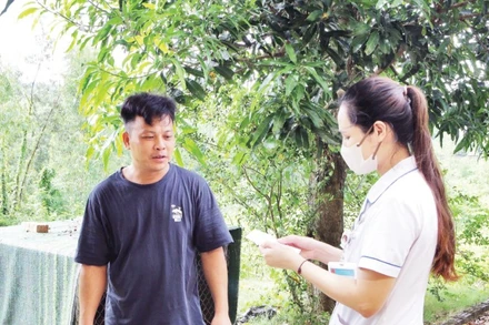 Cán bộ y tế tuyên truyền cho người dân trên địa bàn Hà Nội về biện pháp phòng, chống bệnh dại. (Ảnh: DUY TUÂN)