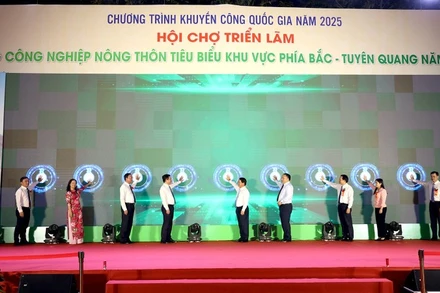 Các đại biểu ấn nút khai mạc hội chợ.