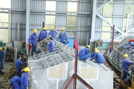 Công nhân Công ty Đóng tàu Hồng Hà triển khai đóng mới sản phẩm.