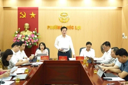 Ban Chấp hành Đảng bộ phường Phúc Lợi (mới) vận hành hội nghị thử nghiệm. (Ảnh: HIỀN LƯƠNG)